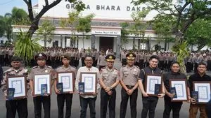 Kapolrestabes Surabaya Apresiasi Influencer dalam Apel Pagi