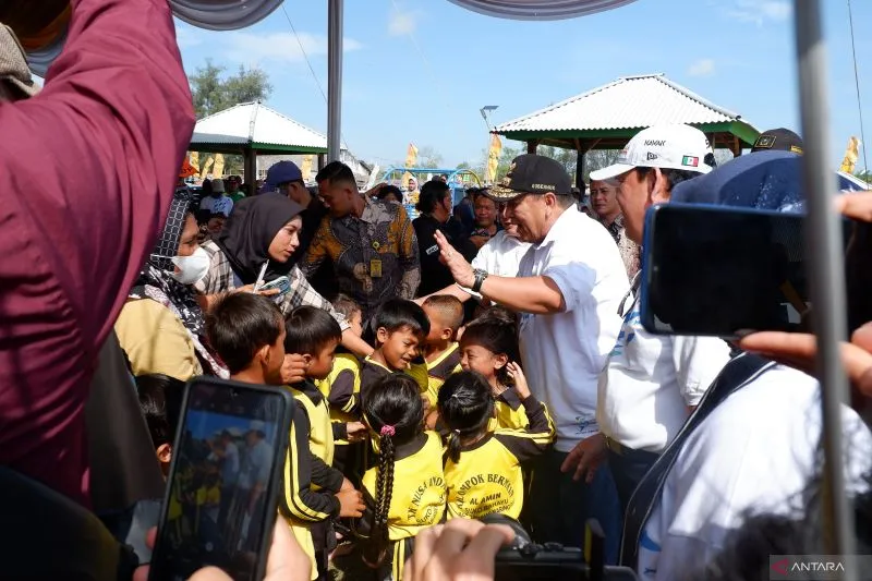 Ribuan Warga Rayakan Hari Ikan Nasional dengan Makan Ikan Bersama