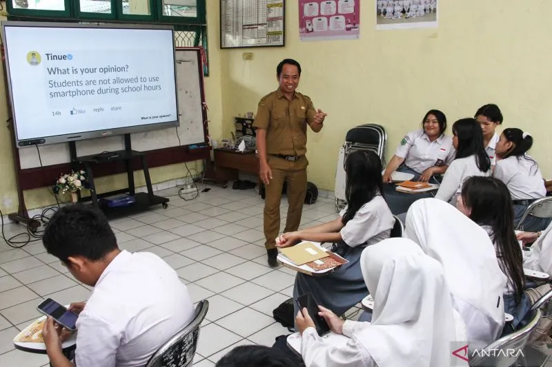 425 Sekolah di Parigi Moutong Terima Bantuan Smart TV untuk Pembelajaran Digital