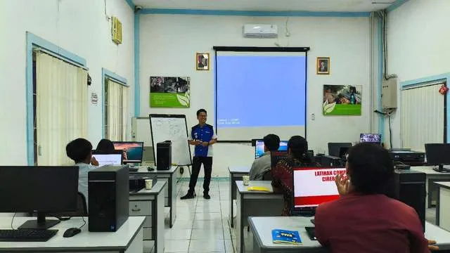 Pelatihan Digital untuk Kemandirian Penyandang Disabilitas di Cirebon