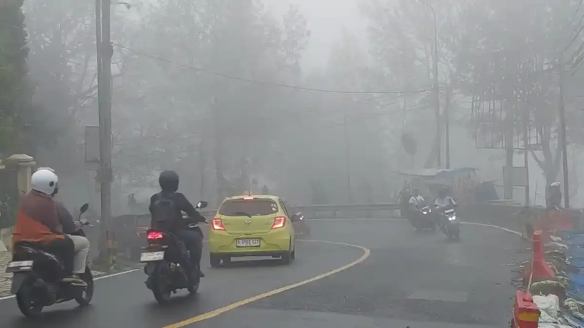 Peringatan untuk Pengendara: Jalan Raya Puncak Bogor Diliputi Kabut Tebal