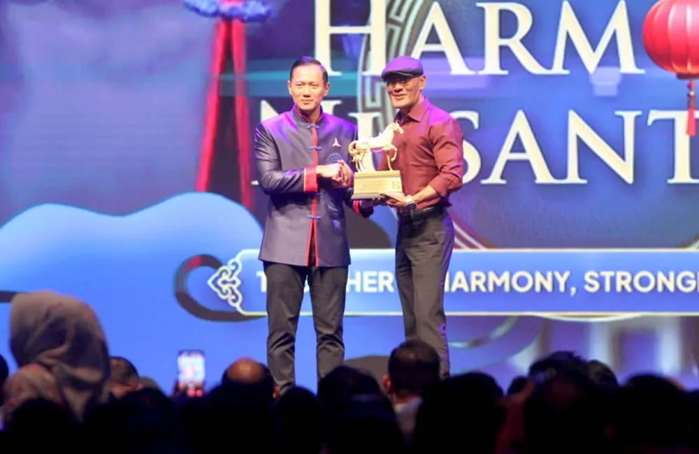 AHY Berikan Penghargaan kepada Deddy Corbuzier di Perayaan Imlek Nasional