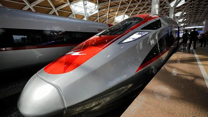 Kereta Cepat Whoosh Catat Penumpang Tertinggi, JMFW 2024 Raih Transaksi US$ 20,1 Juta