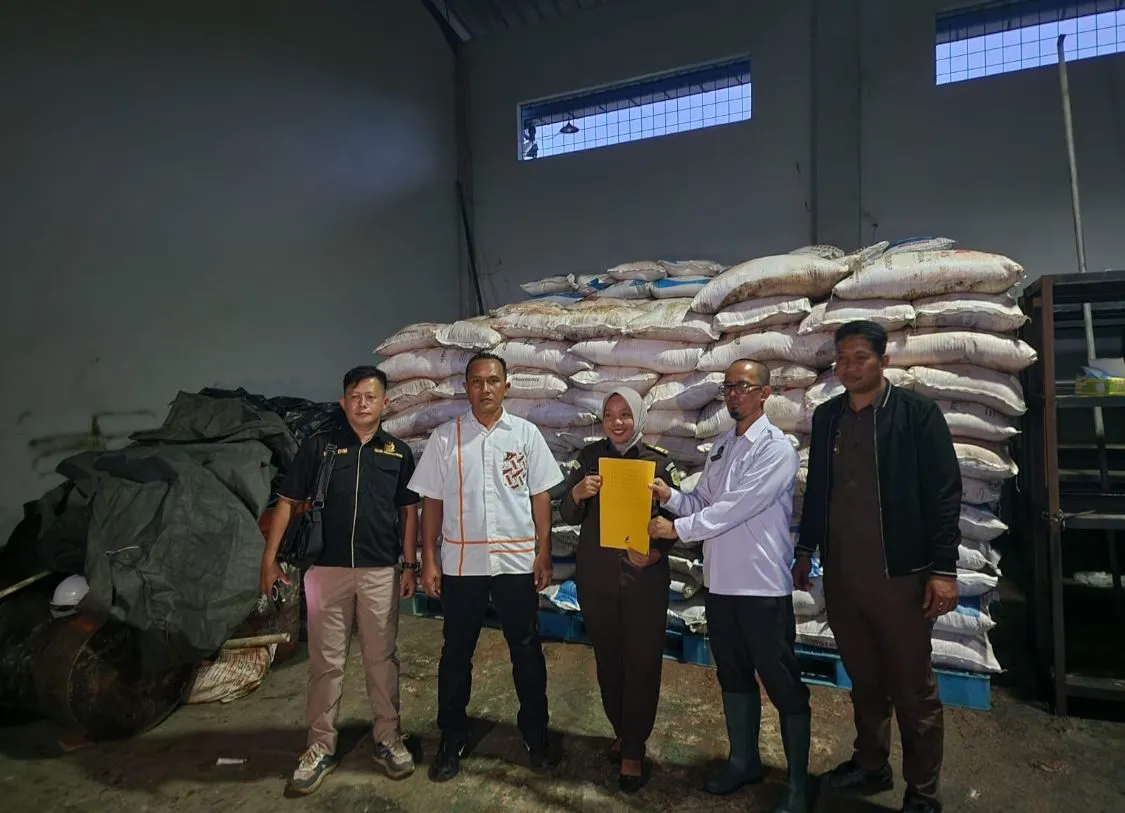 Polda Bangka Belitung Serahkan Dua Tersangka Penyelundupan Pupuk Subsidi ke Kejari Koba