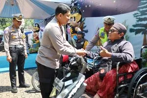 Kapolresta Surakarta Berikan Kursi Roda untuk Difabel dalam Bakti Sosial