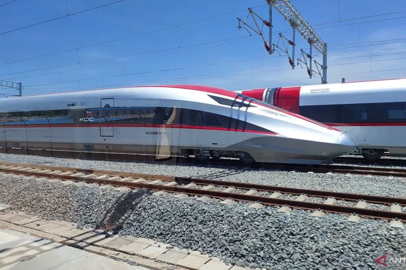 Kereta Cepat Whoosh Layani Lebih dari 718 Ribu Penumpang dalam Dua Bulan Operasi