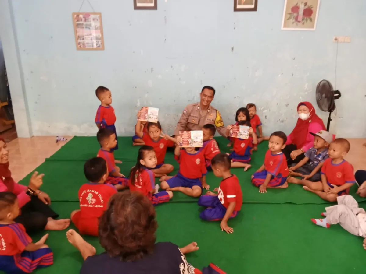 Bhabinkamtibmas Pajang Ajak Anak Kenali Profesi Kepolisian