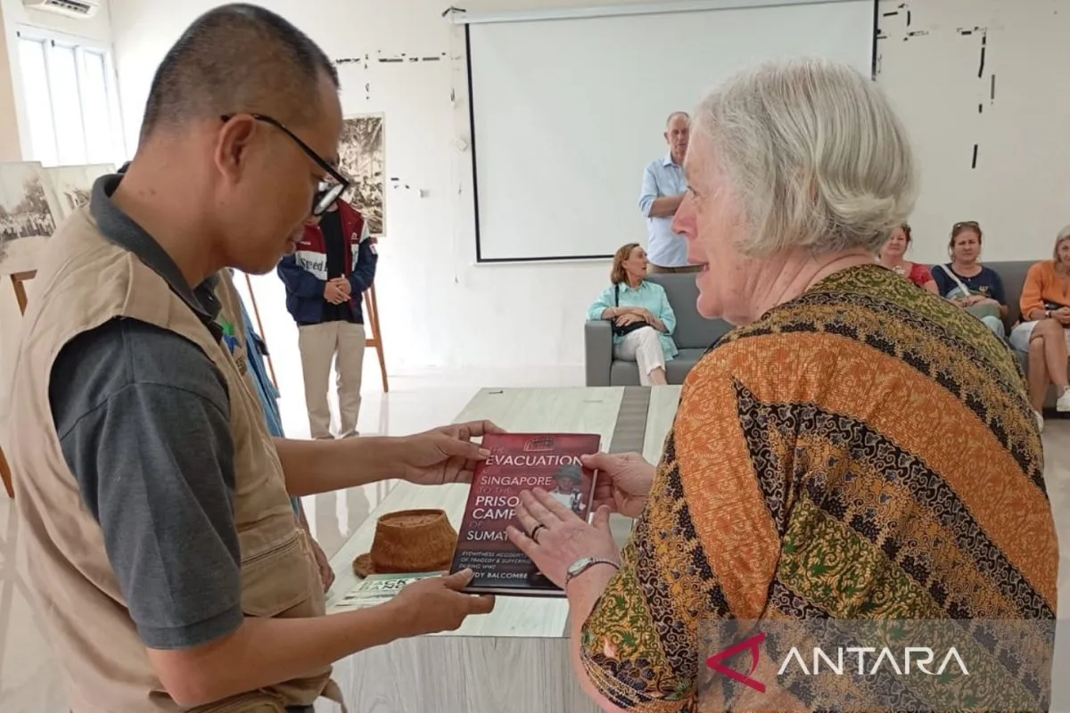 Perpusda Bangka Barat Terima Sumbangan Buku Sejarah Perang Dunia II
