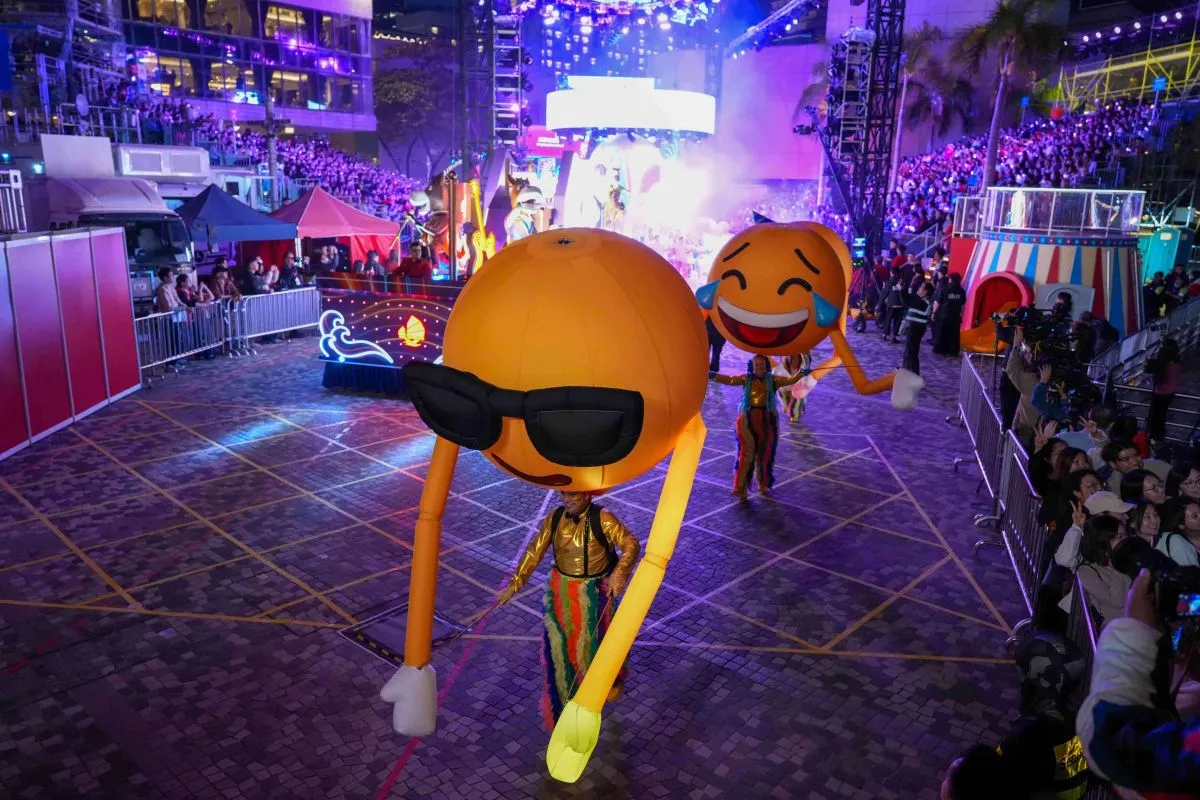 Parade Malam Rayakan Tahun Kuda di Hong Kong