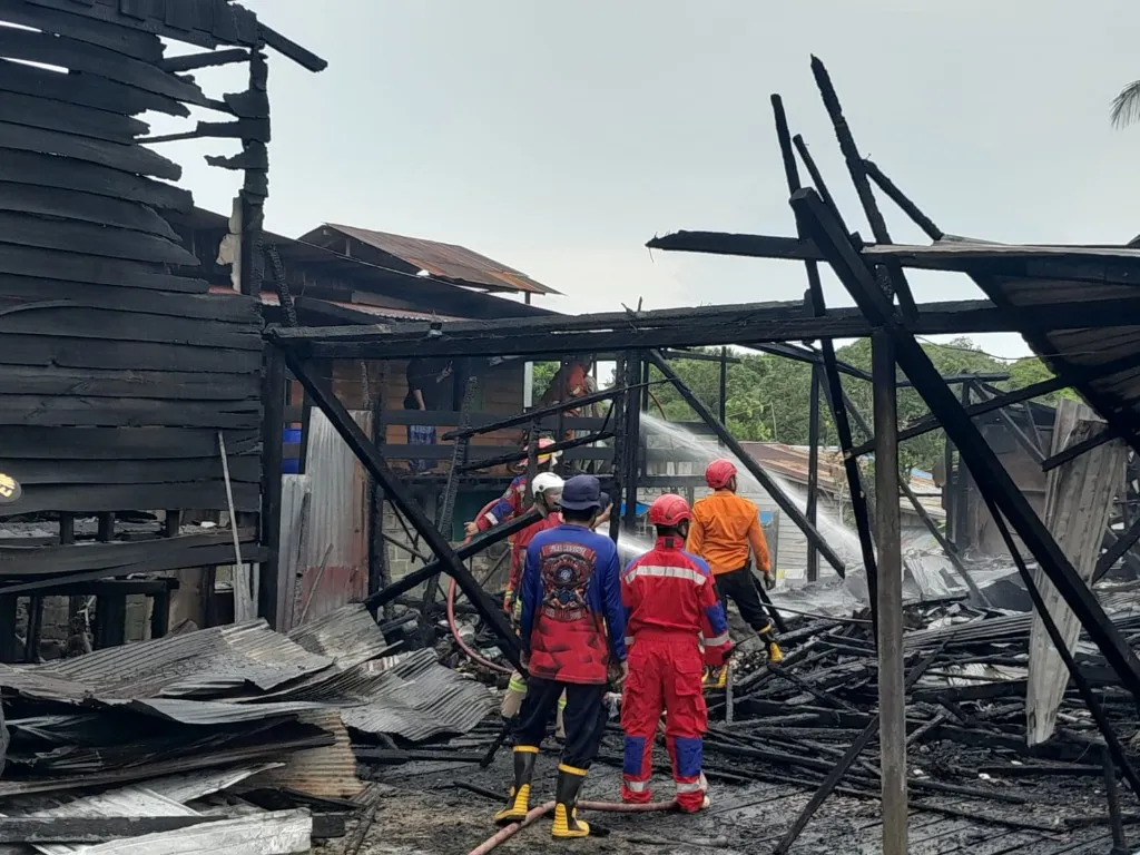 Kebakaran Hanguskan Rumah dan Ruko di Waru, Pemadam Kerahkan 10 Tangki Air