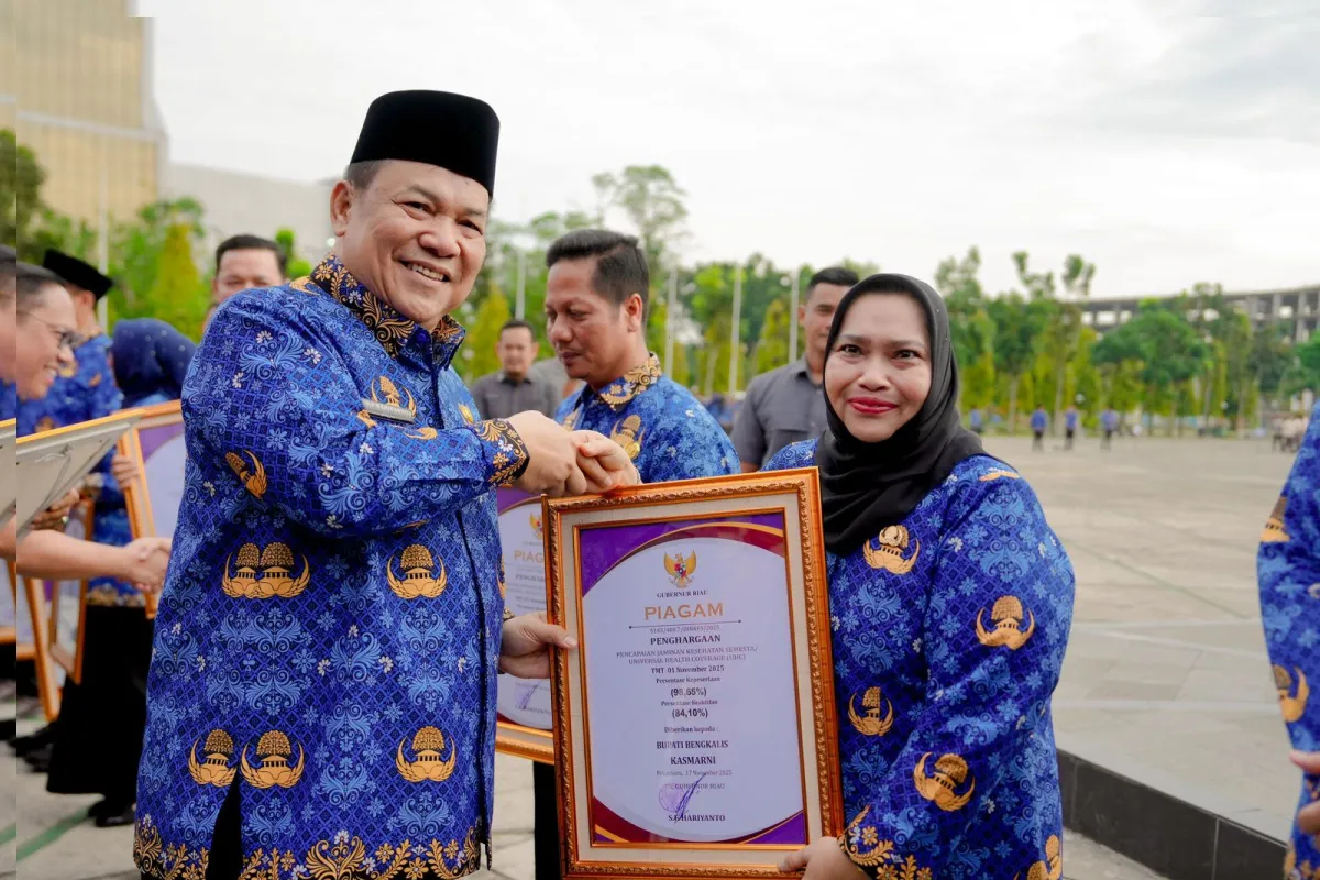 Bupati Bengkalis Raih Dua Penghargaan Nasional di Hari Kesehatan