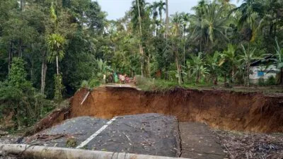 Jalan Aur Malintang Terputus Akibat Longsor dan Banjir