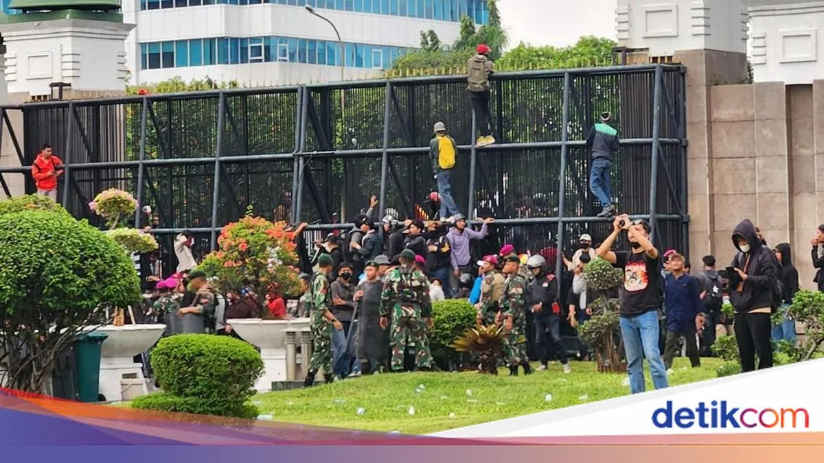 Aksi Demonstrasi di DPR RI: Massa Jebol Pagar dan Berhadapan dengan TNI-Polri