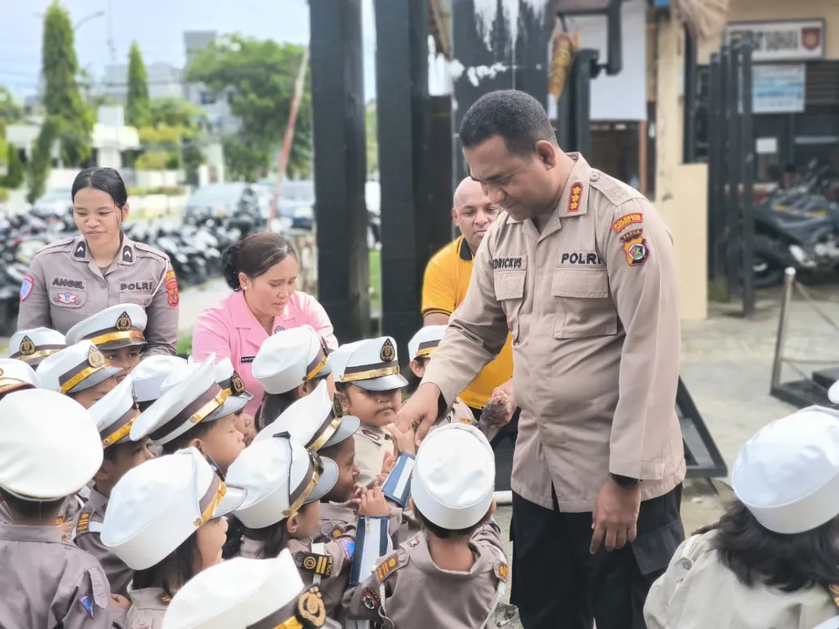 Siswa TK Kemala Bhayangkari 03 Hamadi Belajar Tugas Polisi di Polresta Jayapura