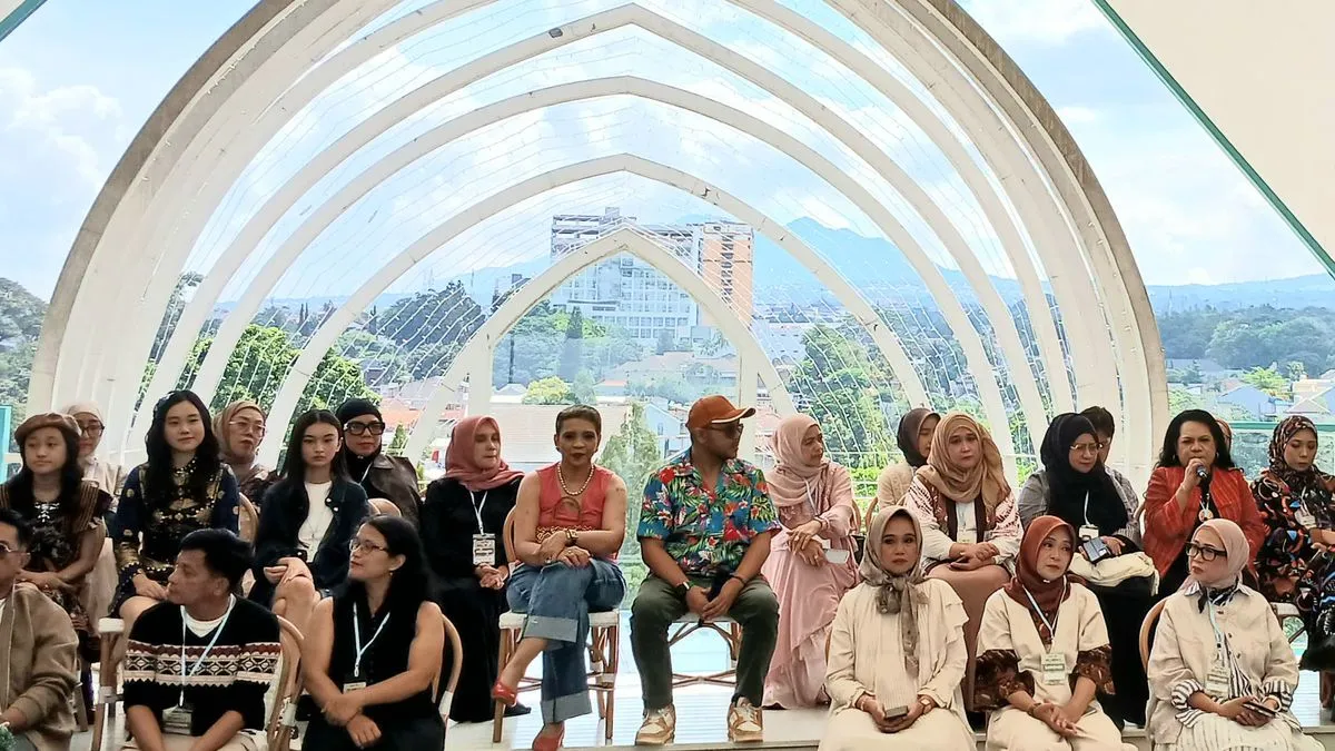 The Runway 2025: Perhelatan Mode Bergengsi di Bandung Tampilkan Kekayaan Wastra Nusantara
