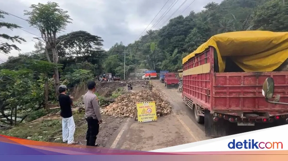 Sistem Buka Tutup Diterapkan di Jalan Poros Enrekang-Toraja Akibat Amblas