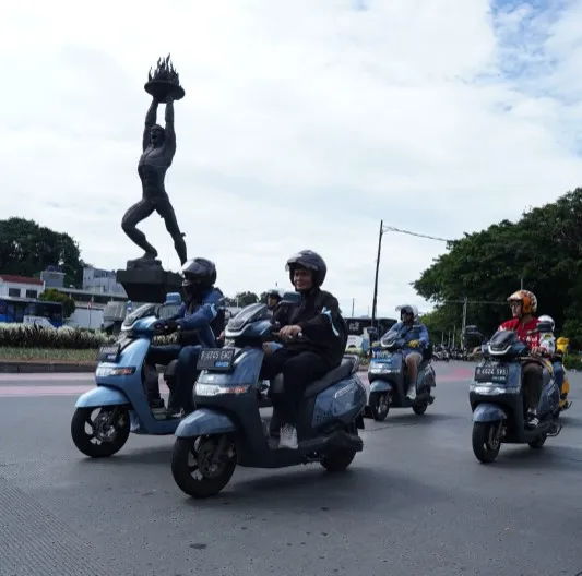 TVS iQube: Kombinasi Mobilitas Listrik dan Olahraga Padel untuk Gaya Hidup Urban