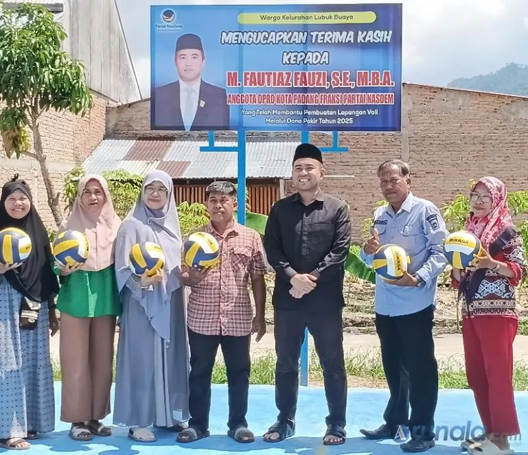 Fautiaz Fauzi Bangun Lapangan Voli untuk Kembangkan Olahraga di Koto Tangah
