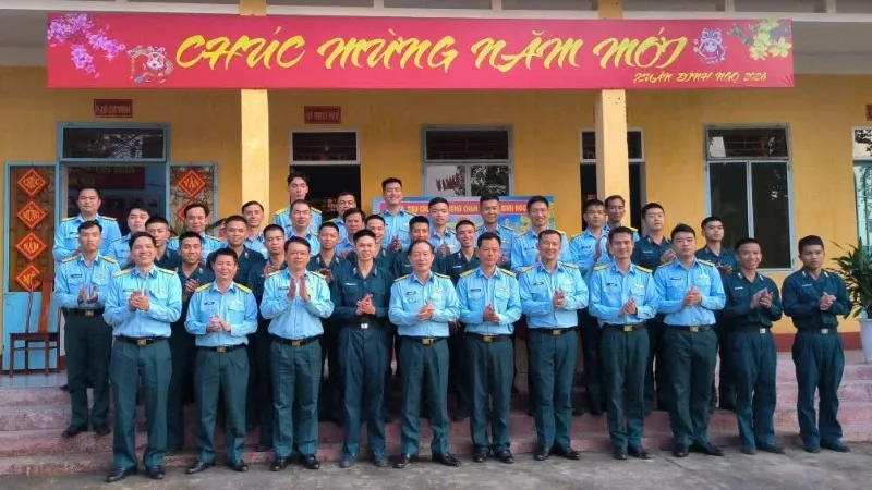 Pengecekan Kesiapan Tempur dan Ucapan Selamat Tahun Baru oleh Divisi Pertahanan Udara ke-375 di Quang Tri