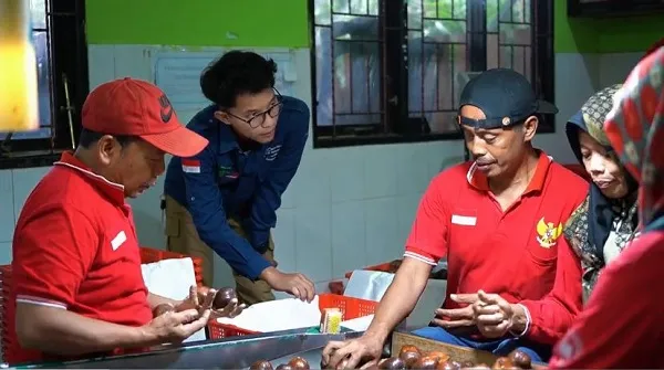 Arif Reksa Raih Penghargaan Berkat Gagasan Pemberdayaan Petani Salak Lereng Merapi