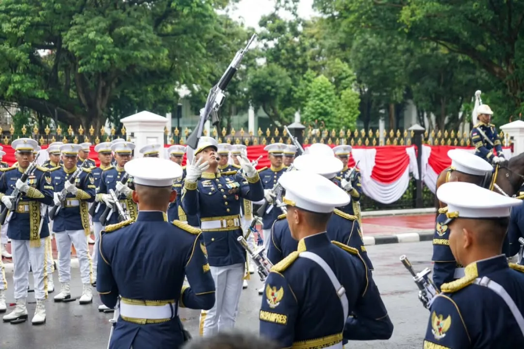 Upacara Serah Terima Pengawal Istana Tarik Perhatian Warga di CFD