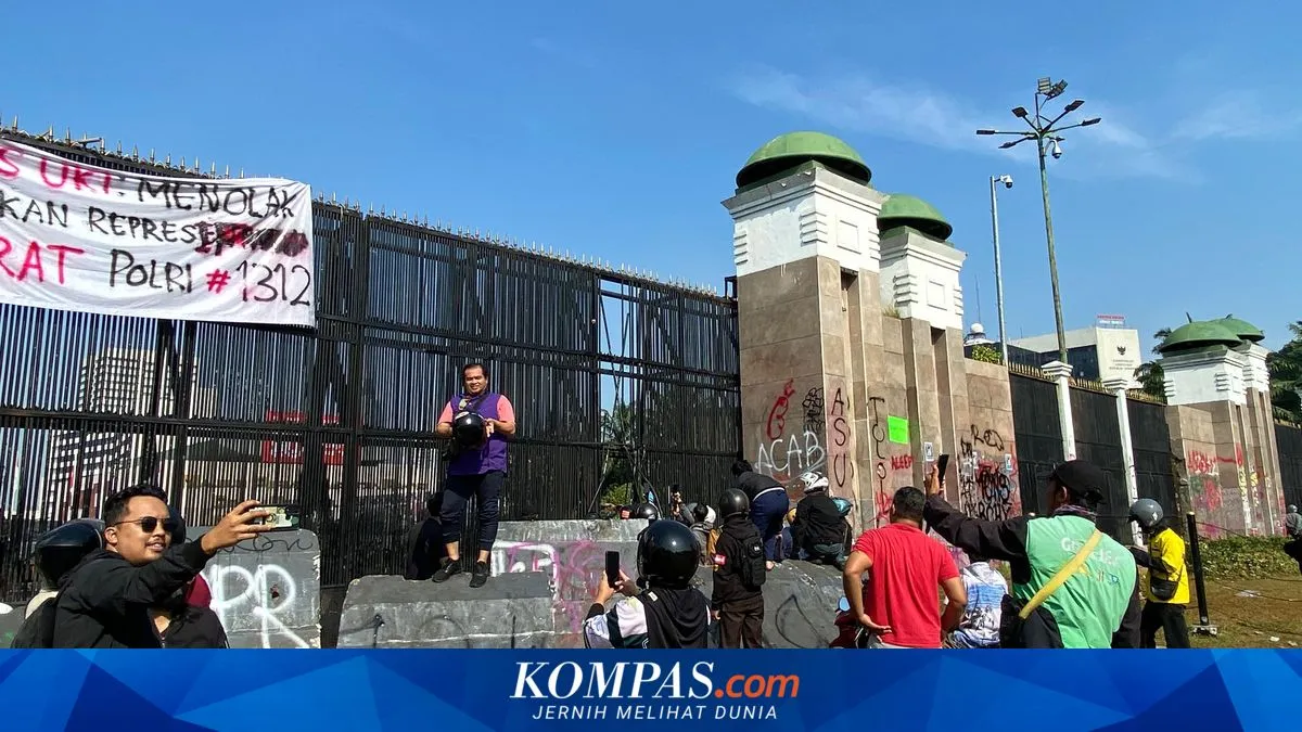 Kerusakan Gerbang DPR RI Menjadi Daya Tarik Bagi Warga