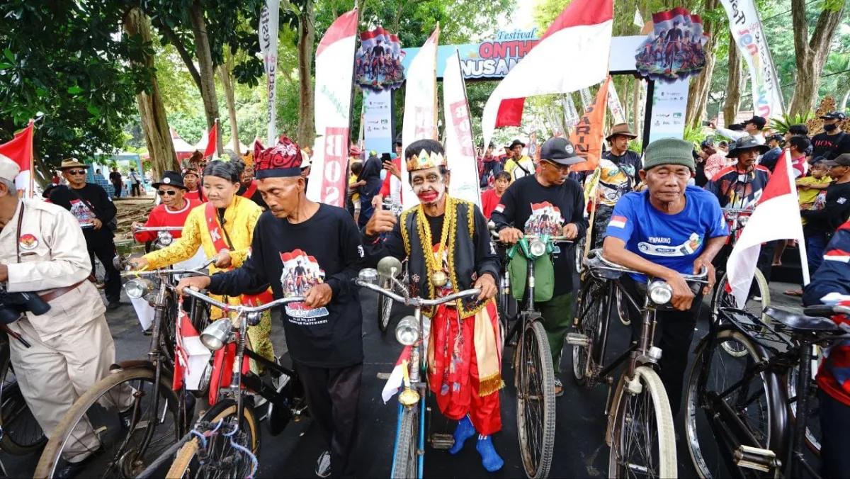 Festival Onthel Nusantara Banyuwangi Tarik Ribuan Pecinta Sepeda Tua
