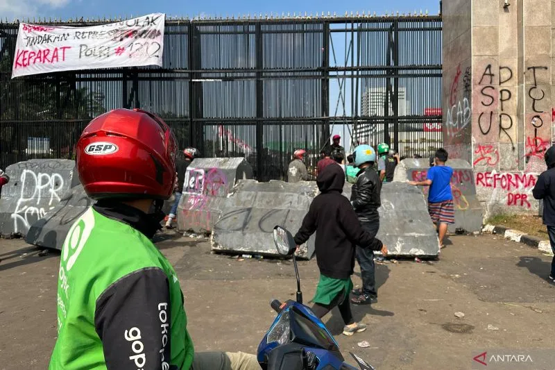 Warga Mengunjungi Gedung DPR Pasca Aksi Unjuk Rasa