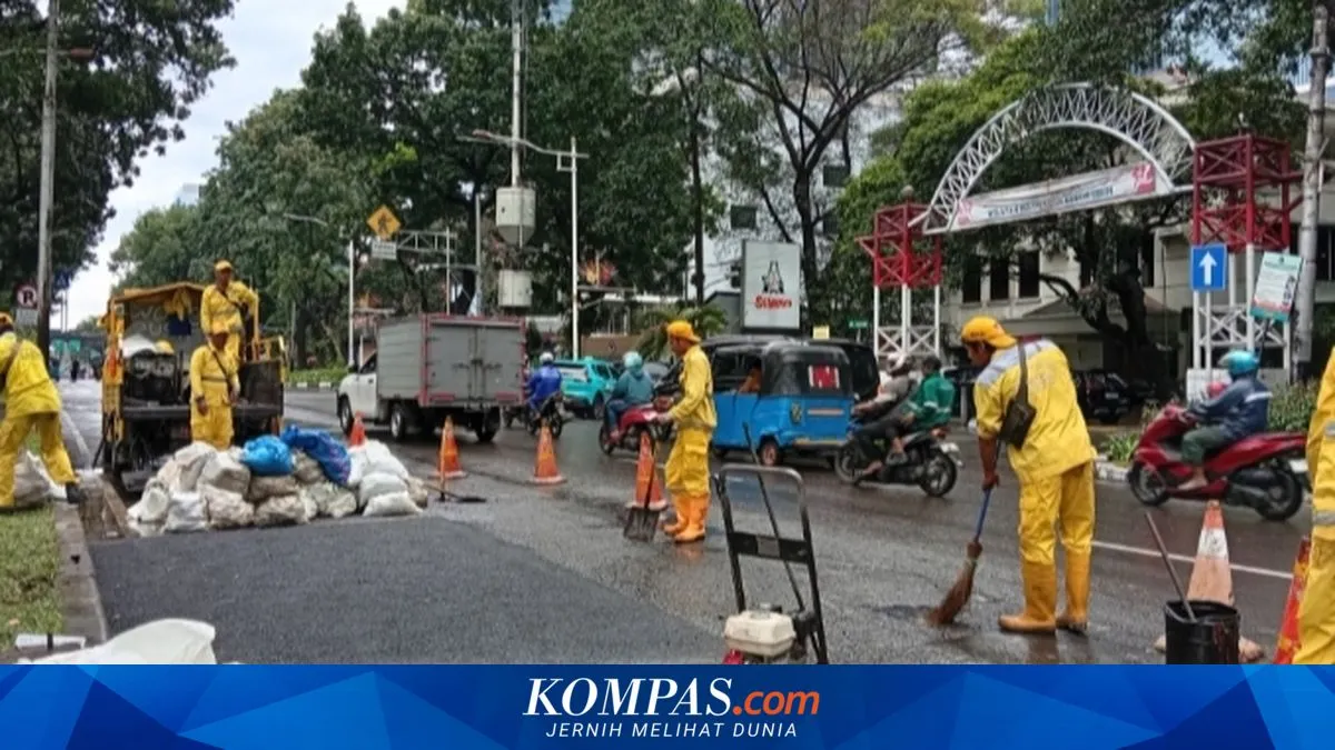 Jalan Kebon Sirih Depan Istana Wapres Kembali Rusak Akibat Cuaca Buruk