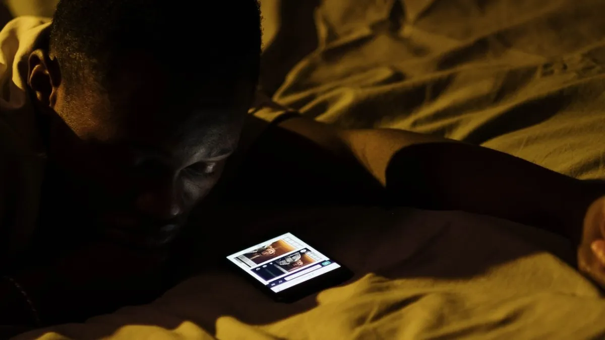 Penggunaan Layar Sebelum Tidur Tingkatkan Risiko Insomnia