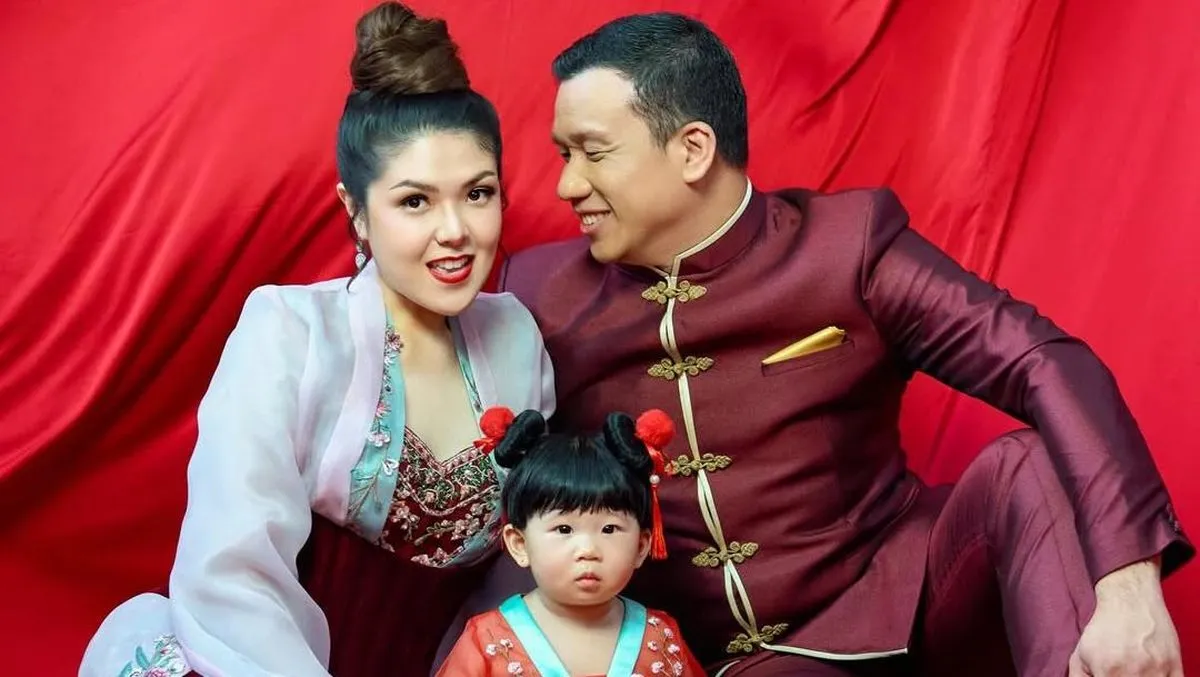 Tina Toon Rayakan Imlek dengan Memperkenalkan Anak Pertama, Megan
