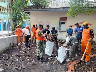 Aksi Bersih-Bersih Lapangan Voli Pulau Harapan Libatkan 50 Personel
