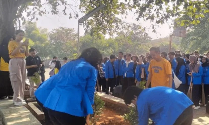 Mahasiswa Baru UBSI Cengkareng Lakukan Bakti Sosial untuk Lingkungan Hijau