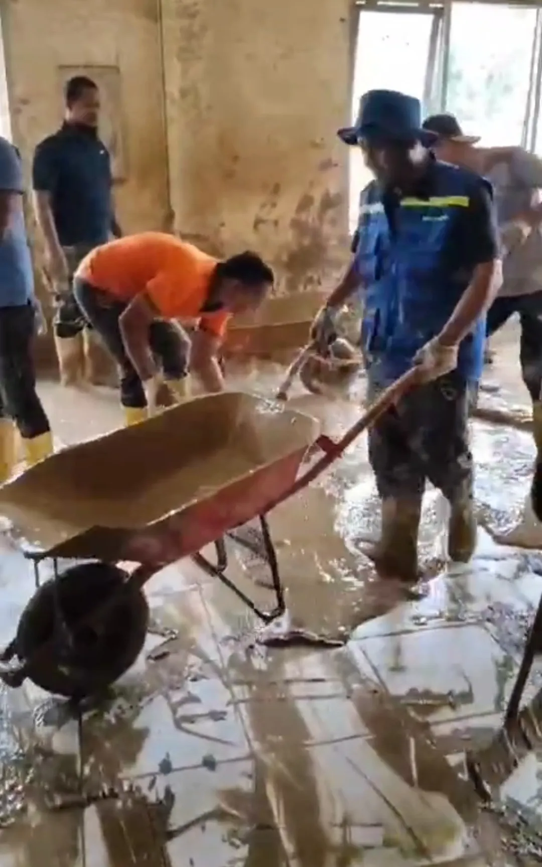 Relawan ASN Dinkes Aceh Bersihkan Kantor Pasca Banjir di Aceh Tamiang