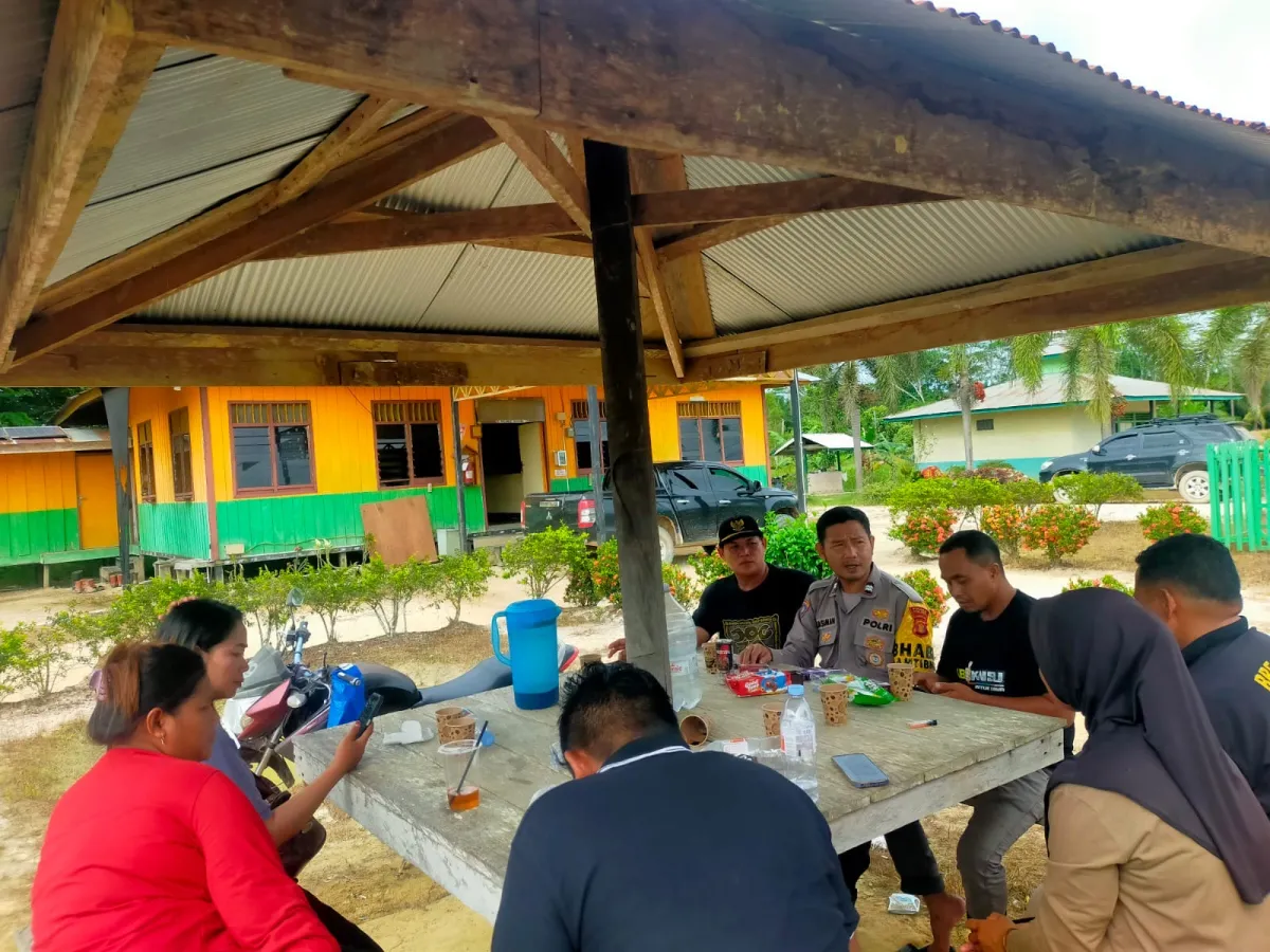 Bhabinkamtibmas Polsek Muara Bengkal Sambangi Warga untuk Tingkatkan Keamanan