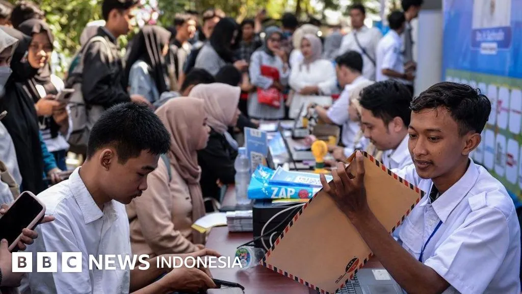 Lulusan Sarjana Terpaksa Beralih ke Pekerjaan Informal di Tengah Krisis Lapangan Kerja