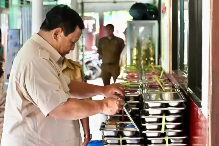 Prabowo Luncurkan Program Makan Bergizi Gratis untuk Atasi Krisis Gizi dan Mafia Pangan