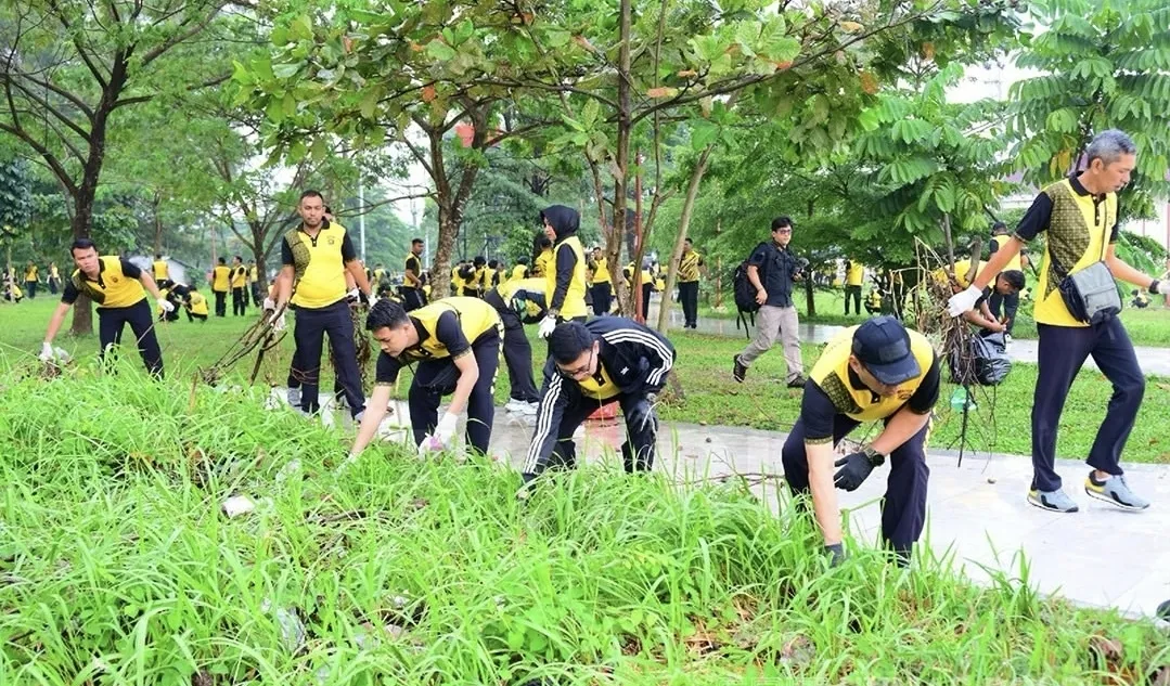 Polda Jambi Laksanakan Aksi Korve Massal untuk Kebersihan Lingkungan