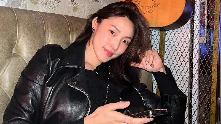 Choi Mina Sue: Gaya Elegan dengan Jeans dalam Berbagai Tampilan