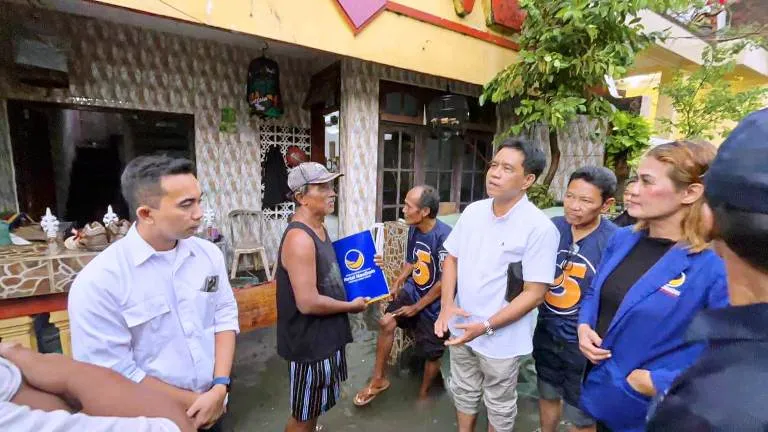 Partai NasDem Surabaya Berikan Bantuan untuk Korban Kebakaran di Sukomanunggal