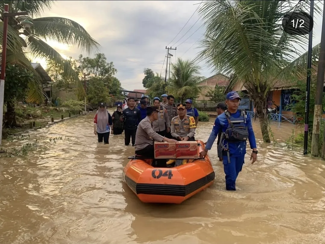 Kapolres Kutai Timur Salurkan Bantuan bagi Korban Banjir di Sangatta Selatan