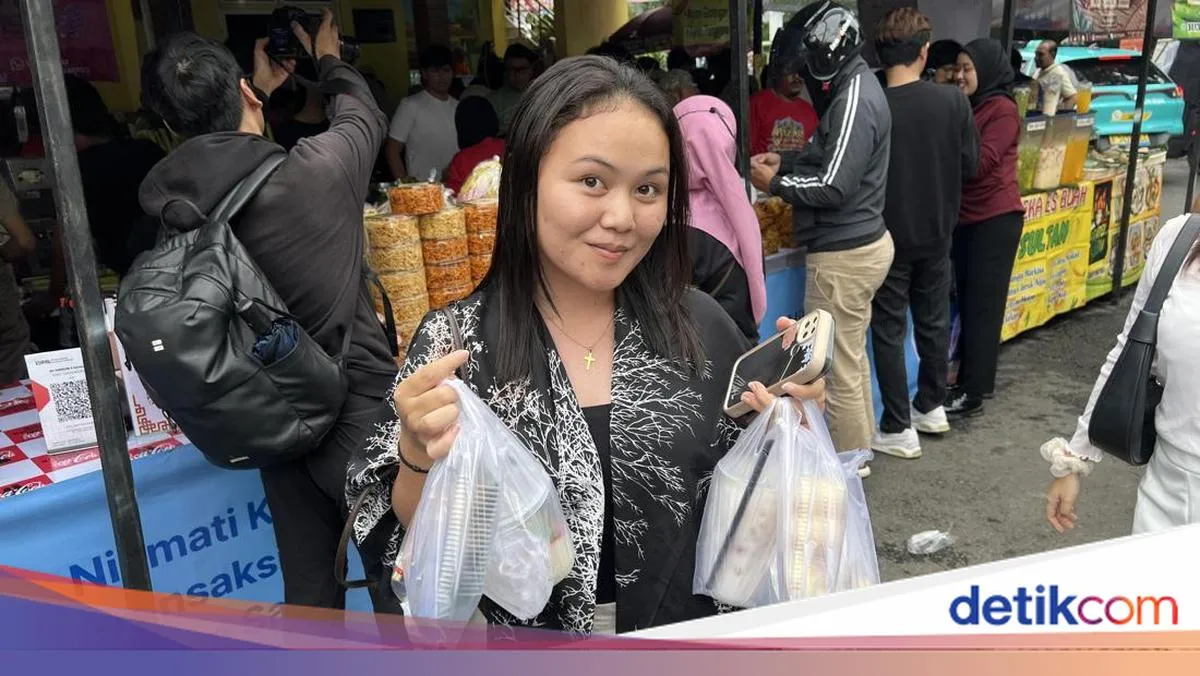 Warga Nonmuslim Nikmati Beragam Takjil di Bazar Benhil