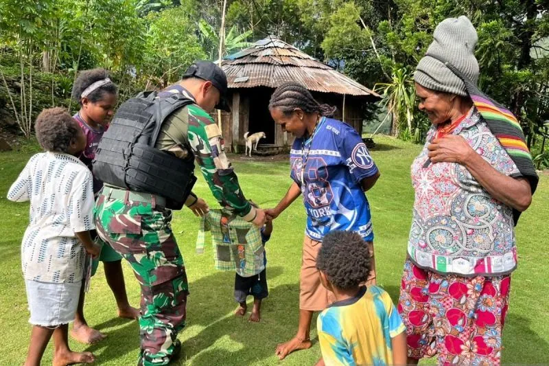 Satgas Pamtas Yonif 511 Berikan Pakaian Baru untuk Anak-anak Kanggime