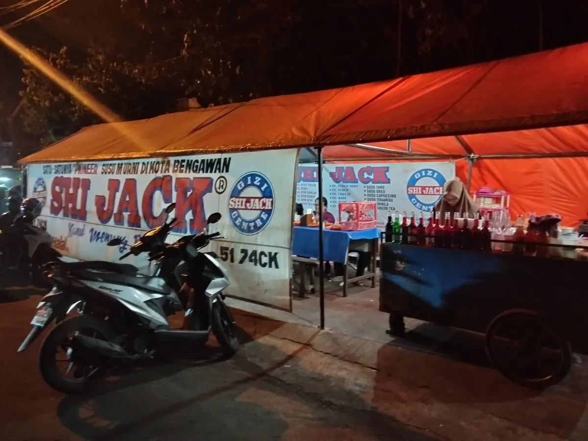Menikmati Malam di Kota Solo dengan Segelas Susu di Warung Susu Segar Shi Jack