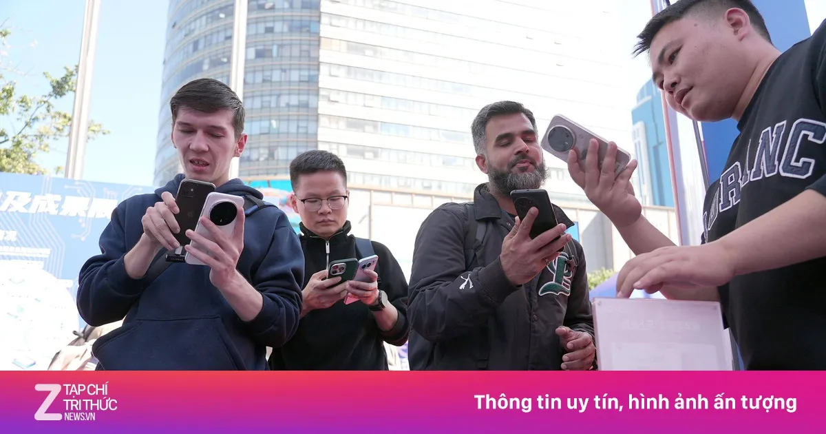 Turis Asing Berburu Produk Tiongkok Menjelang Tahun Baru Imlek