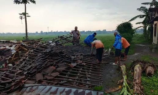 Bhabinkamtibmas Potorono Evakuasi Korban Rumah Roboh Akibat Cuaca Ekstrem