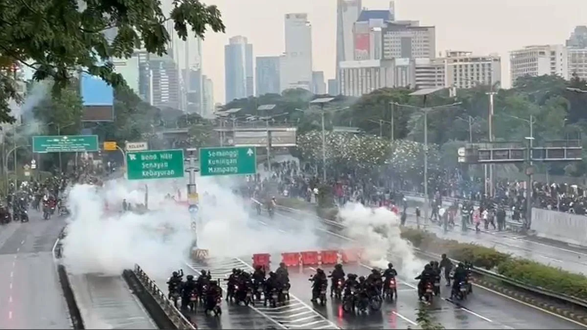 Demo Buruh di DPR Berujung Ricuh, Polisi Tembak Gas Air Mata