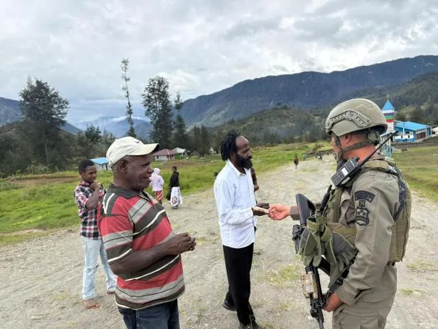 Polri Lakukan Patroli Humanis di Distrik Sinak untuk Tingkatkan Keamanan