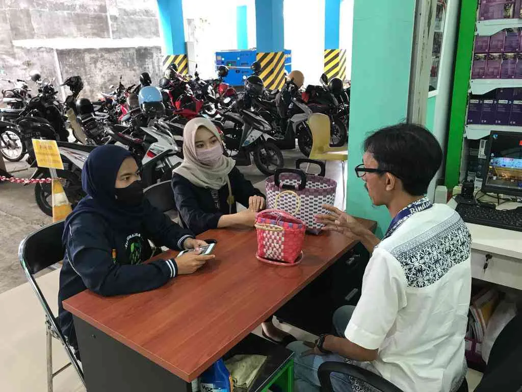 Mahasiswa KKN UNEJ Fasilitasi Konsinyasi UMKM Tas Tali Strapping