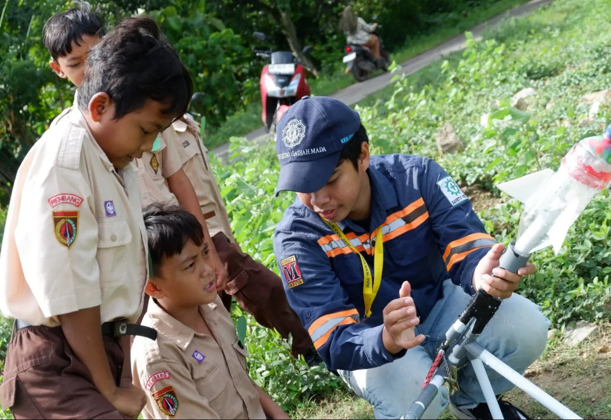 Festival Roket Air UGM Dorong Minat Sains di SD Negeri Demaan